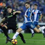 Leo Baptistao intenta rematar junto al defensa Jorge Meré.