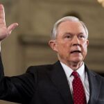 Fotografía de archivo del 10 de enero de 2017 del senador republicano por Alabama, Jeff Sessions, testificando durante su audiencia para aceptar su cargo como fiscal general en la Oficina administrativa federal en Washington (Estados Unidos)