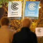 A finales de la semana pasada, el Ayuntamiento abrió la campaña informativa de Madrid Central, que incluye banderolas en aquellos barrios y distritos limítrofes con el área restringida / Foto: Cristina Bejarano