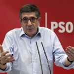 El candidato a la secretaría general del PSOE Patxi López