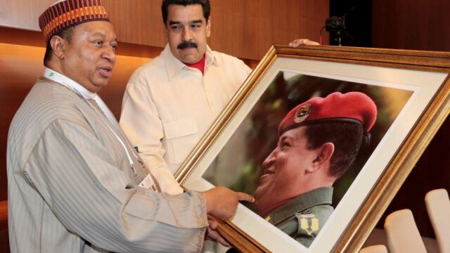 Nicolás maduro, ayer, con Mohammed Sanusi Barkindo, secretario general de la OPEP