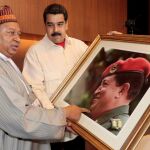 Nicolás maduro, ayer, con Mohammed Sanusi Barkindo, secretario general de la OPEP