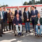 La consejera García Cirac, Francisco Sardón, David Esteban, Víctor Alonso, Ángel de Propios, Javier Ramírez y Pablo Trillo Figueroa visitan el barco accesible del Canal de Castilla