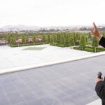 Recep Tayyip Erdogan saluda a unos seguidores al otro lado del monumental patio de su palacio