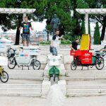 26 repartidores trabajan en Mensos, la mitad de ellos están en nómina. Sus bicicletas pesan unos 42 kilos sin mercancía