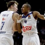 Los jugadores del Real Madrid, el esloveno Luka Doncic (i) y el estadounidense Dontaye Draper, durante el encuentro