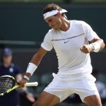 Rafael Nadal celebra un punto ante el ruso Karen Khachanov durante su encuentro de tercera ronda del torneo de tenis de Wimbledon