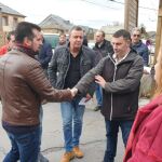 El líder socialista autonómico, Luis Tudanca, saluda a miembros del Comité de Empresa de la central de Compostilla