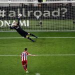 Gameiro falló en el Camp Nou el penalti, injusto, que señaló Gil Manzano