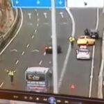 Momento en el que el agente trata de avisar a los conductores para que redujeran la velocidad