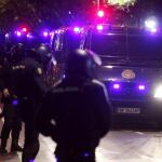 Un importante dispositivo policial a la llegada de los equipos Deportivo de La Coruña y Celta de Vigo al estadio de Riazor para el derbi gallego, partido correspondiente a la jornada 12 de la Liga BBVA
