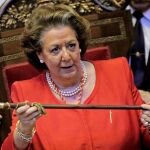 La ex alcaldesa de Valencia, Rita Barberá, con el bastón de mando