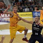 GRA311. VITORIA, 22/11/2015.- El ala pivot estadounidense del Barcelona Lassa Justin Doellman (i) intenta un pase ante los jugadores del Laboral Kutxa Kim Tillie (2d) y Darius Adams en partido de la séptima jornada de la liga ACB que se disputa esta noche en el Fernando Buesa Arena. EFE/ADRIÁN RUIZ DE HIERRO