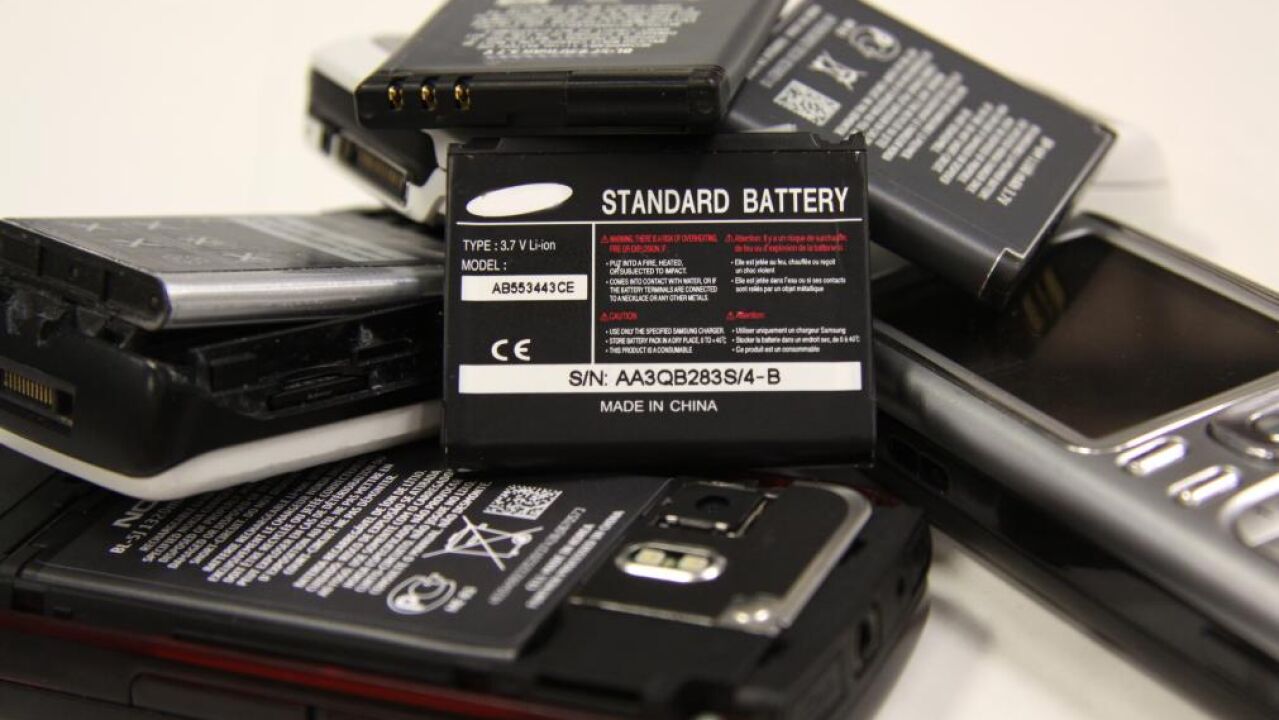 Por qué guardar tu viejo teléfono en un cajón es una muy mala idea