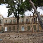 La Villa Calamari ha sufrido diversos incendios y actos vandálicos que la han deteriorado gravemente. LA RAZÓN