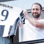 Higuaín muestra su camiseta de la Juve