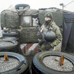 Un soldado ucraniano fuertemente armado monta guardia en un puesto en Berdyansk, en la costa del mar de Azov, en el este del país