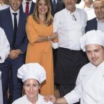 La presidenta de la Junta, Susana Díaz, ayer con alumnos y responsables de la Escuela de Hostelería La Fonda de Benalmádena que visitó (Foto: Efe)