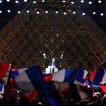 Emmanuel Macron celebra su victoria con sus seguidores al pie de las pirámides del Louvre en 2017