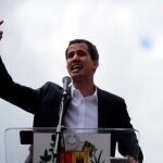 El presidente del Parlamento venezolano, Juan Guaidó, anuncia que asume las competencias del Ejecutivo, este miércoles en Caracas (Venezuela)