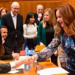 La presidenta de las Cortes de Castilla y León, Silvia Clemente, saluda a una participante en la recepción a los inmigrantes y refugiados que residen en la Comunidad