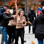 Las participantes de la protesta llevaban escrito sobre la piel del pecho el lema "fascismo legal, vergüenza nacional / Fotos: Efe