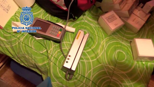 La Policía encontró en el piso material para clonar tarjetas