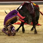 Imagen de la voltereta de Cortés en el quinto / Fotos: Rubén Mondelo