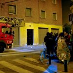 Efectivos del Samur atienden a los vecinos desalojados del edificio
