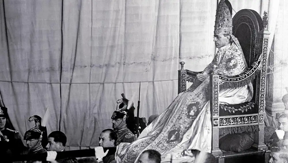 El Papa Pío XII, en su pomposa ceremonia inaugural de pontificado