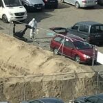 Un artificiero con un robot de desactivación de explosivos junto al coche del sospechoso