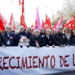 Cabecera de la manifestación convocada hoy por CCOO y UGT en Madrid para presionar al Gobierno y patronal por la pérdida de poder adquisitivo de trabajadores.