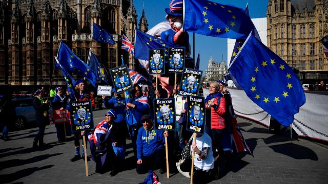 Partidarios de la permanencia de Reino Unido en la UE se manifiestan frente a Westminster. Foto: Efe