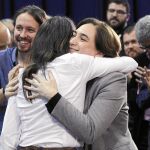 Mónica Oltra abraza a Ada Colau durante el acto