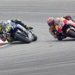 El piloto español de Moto GP, Marc Márquez, de Repsol Honda, y el italiano Valentino Rossi, de Movistar Yamaha