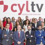 El director general de Castilla y León Televisión, Eduardo Álvarez; el de Antena, Juan Antonio Bonilla; y el de Producción Propia, Francisco Temprano; presentan la nueva programación, junto a algunos de los profesionales de la cadena, y el rector Daniel Miguel la nueva programación