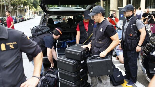 Agentes de la Guardia Civil están registrando la sede de la fundación de Convergència, Catdem.
