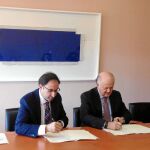 El alcalde de Palencia, Alfonso Polanco, y el presidente de la Real Fundación de Toledo, Juan Ignacio de Mesa, suscriben un convenio de colaboración