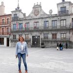 La alcaldesa de Medina del Campo, Teresa López, frente a la fachada del Ayuntamiento de la Villa