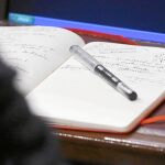 El cuaderno en el que el líder del PSOE anotó algunas de las claves del discurso de Rajoy, ayer en el Congreso
