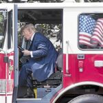 Trump en el interior de un camión de bomberos de Wisconsin en una presentación de productos «made in America»