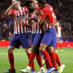 Los jugadores del Atlético de Madrid celebran el primer gol del equipo. EFE/J. J. GUILLÉN.