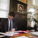 Carles Puigdemont, a su llegada al salón de plenos del Ayuntamiento de Girona donde ha oficializado hoy su renuncia a la alcaldía.