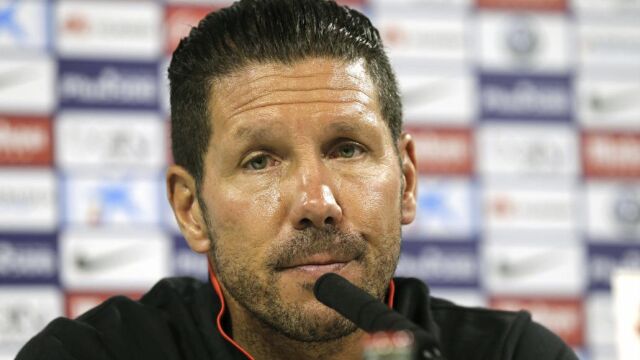 El técnico del Atlético de Madrid, Diego Simeone, durante la rueda de prensa que ofreció tras el entrenamiento del equipo esta mañana.