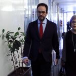 El portavoz del PSOE en el Congreso, Antonio Hernando, a su llegada a la reunión que el grupo parlamentario socialista
