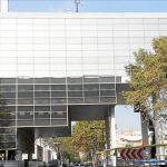 En la imagen, el edificio de la Vila Olímpica destinado a convertirse en un macro albergue