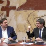 Junqueras y Puigdemont, ayer, durante la reunión semanal del gobierno catalán