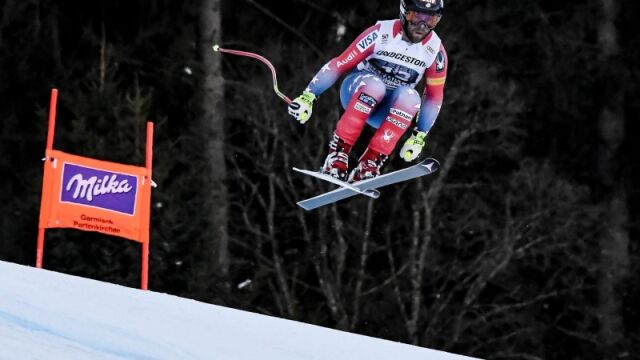 Travis Ganong en pleno vuelo durante el descenso