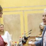 La presidenta de la comisión de la Faffe, Marisa Bustinduy, conversa con los diputados de Cs José Antonio Funes y Marta Bosquets, cuya abstención provocó la elección de la socialista en un órgano que el PSOE, en principio, trató de impedir a toda costa, y que tendrá que indagar entre otras cosas, en el gasto de dinero público en prostíbulos y fiestas / Foto: Ke-Imagen
