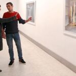 La concejala de Cultura, Ana Redondo, y el artista Antonio Guerra inauguran la exposición «Less Time Than Place»